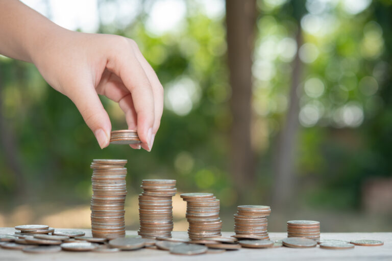 ahorro-de-dinero-concepto-preestablecido-por-mano-masculina-poniendo-dinero-pila-de-monedas-negocio-en-crecimiento-arregle-las-monedas-en-montones-con-las-manos-contento-con-el-dinero-768x512 Inicio